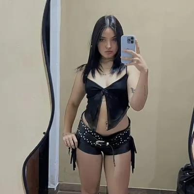 Aria (thicc goth baddie) 🖤