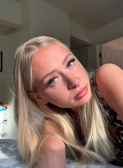 Daisy🌼 | blue eyed blondy!!