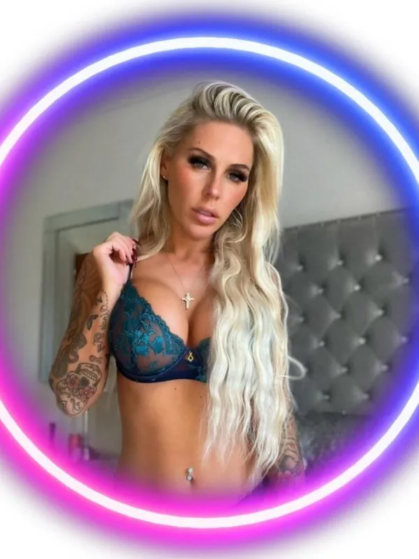 HOT WIFEY 💕 (#1 RATED MILF)