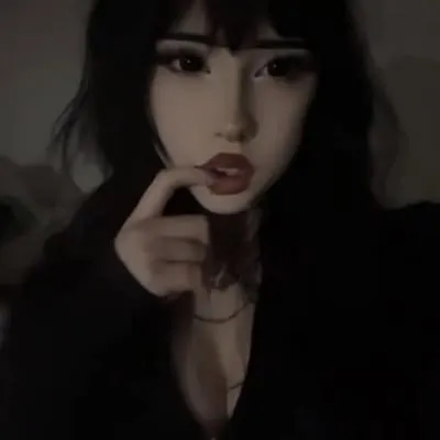 𝔡𝔞𝔦𝔰𝔶 || prettiest goth 🖤
